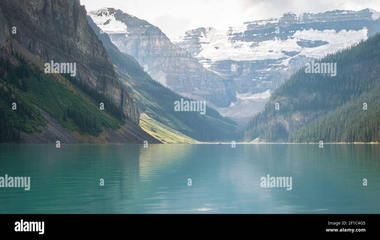 Bellissimo lago glaciale turchese con montagne sullo sfondo, sparato in Canadian Rockies, Lake Louise, Banff National Park, Alberta, Canada Foto Stock