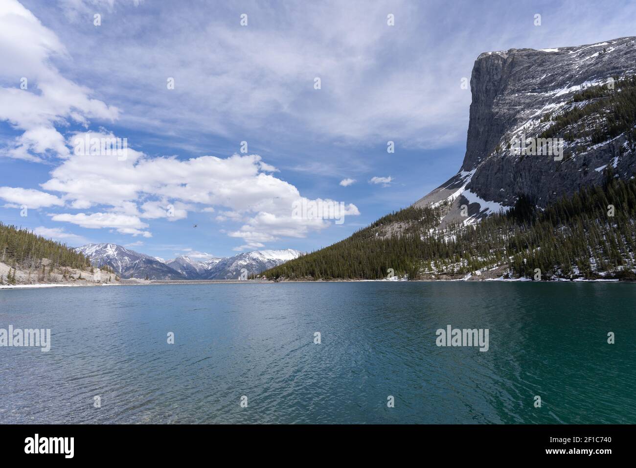 Paesaggi alpini dalle Montagne Rocciose canadesi, lago e tiro di montagna a Kananaskis, Alberta, Canada Foto Stock