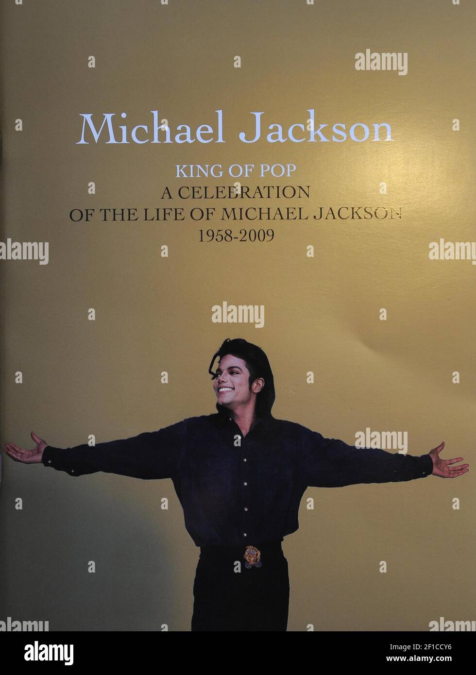 Questa è una cover del programma di servizio memoriale della star pop Michael Jackson allo Staples Center di Los Angeles, California, USA, 7 luglio 2009. Jackson morì il 25 giugno 2009 all'età di 50 anni. (Foto di Andrew Gombert/EPA/MCT/Sipa USA) Foto Stock