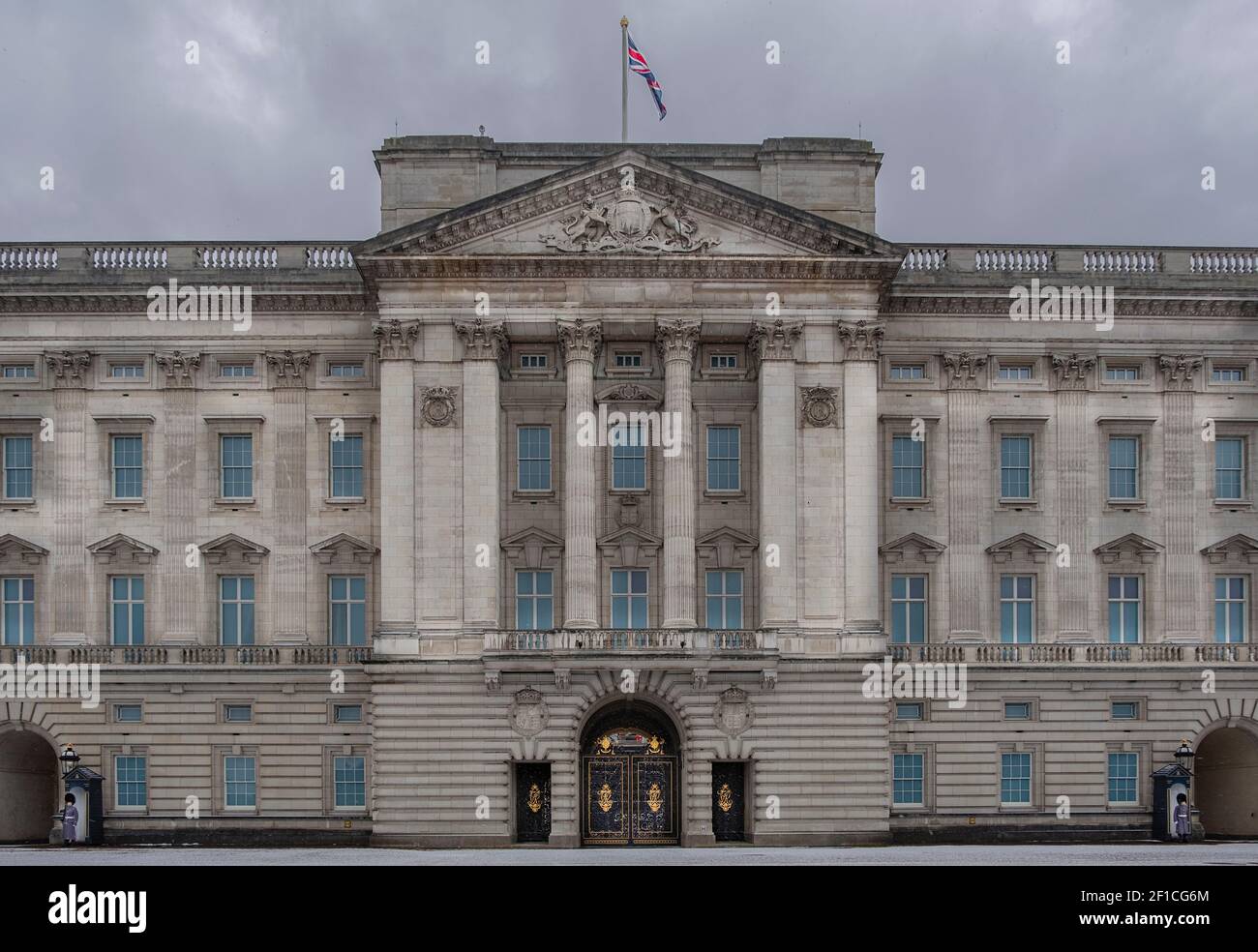 Buckingham Palace con la bandiera del Regno Unito, residenza ufficiale del Queens England, Londra, Regno Unito Foto Stock