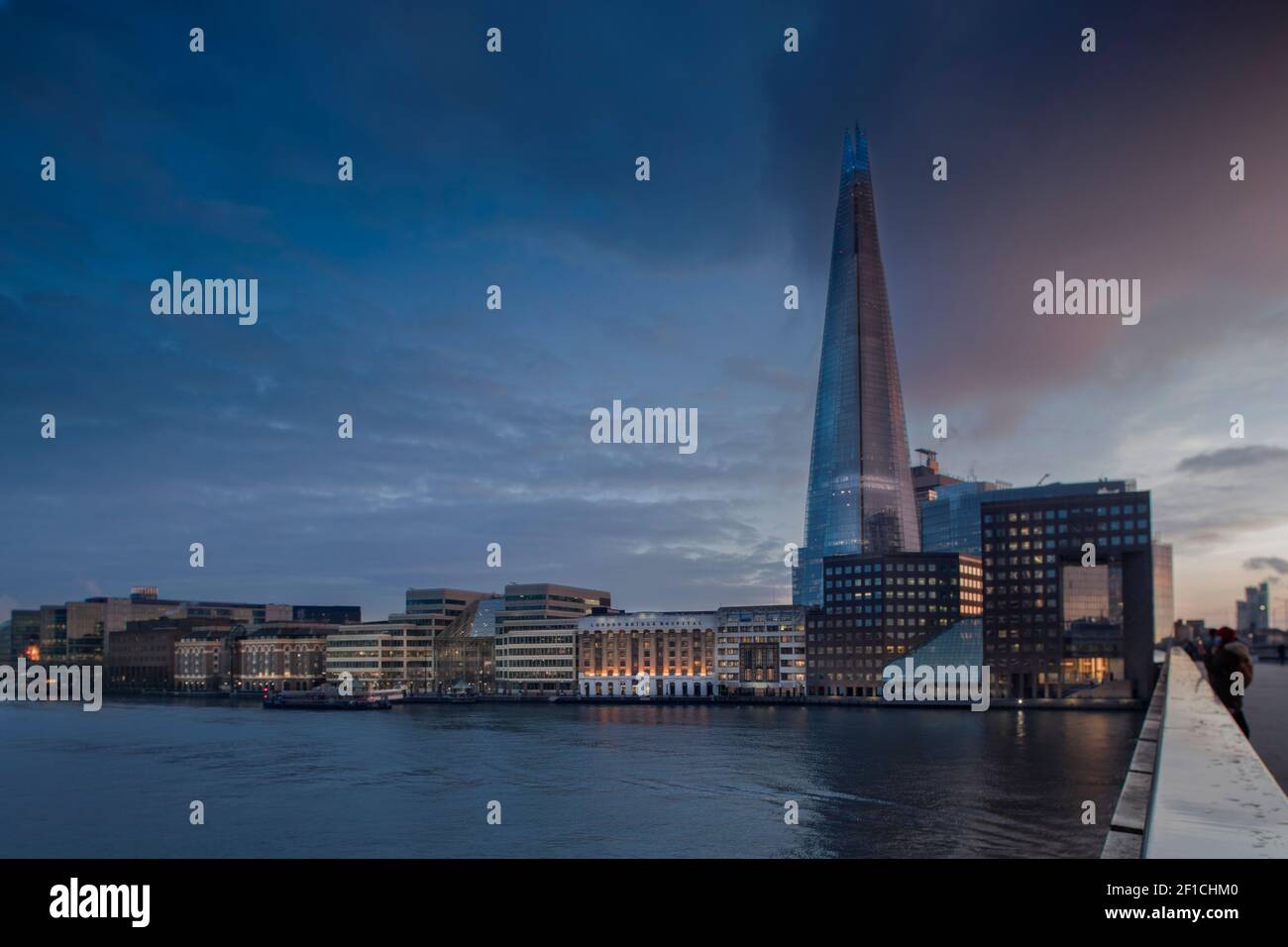 London Bridge, River Thames, Bermondsey area, il grattacielo Shard (architetto: Renzo piano, 2012), persone che guardano il panorama dal ponte, Regno Unito Foto Stock