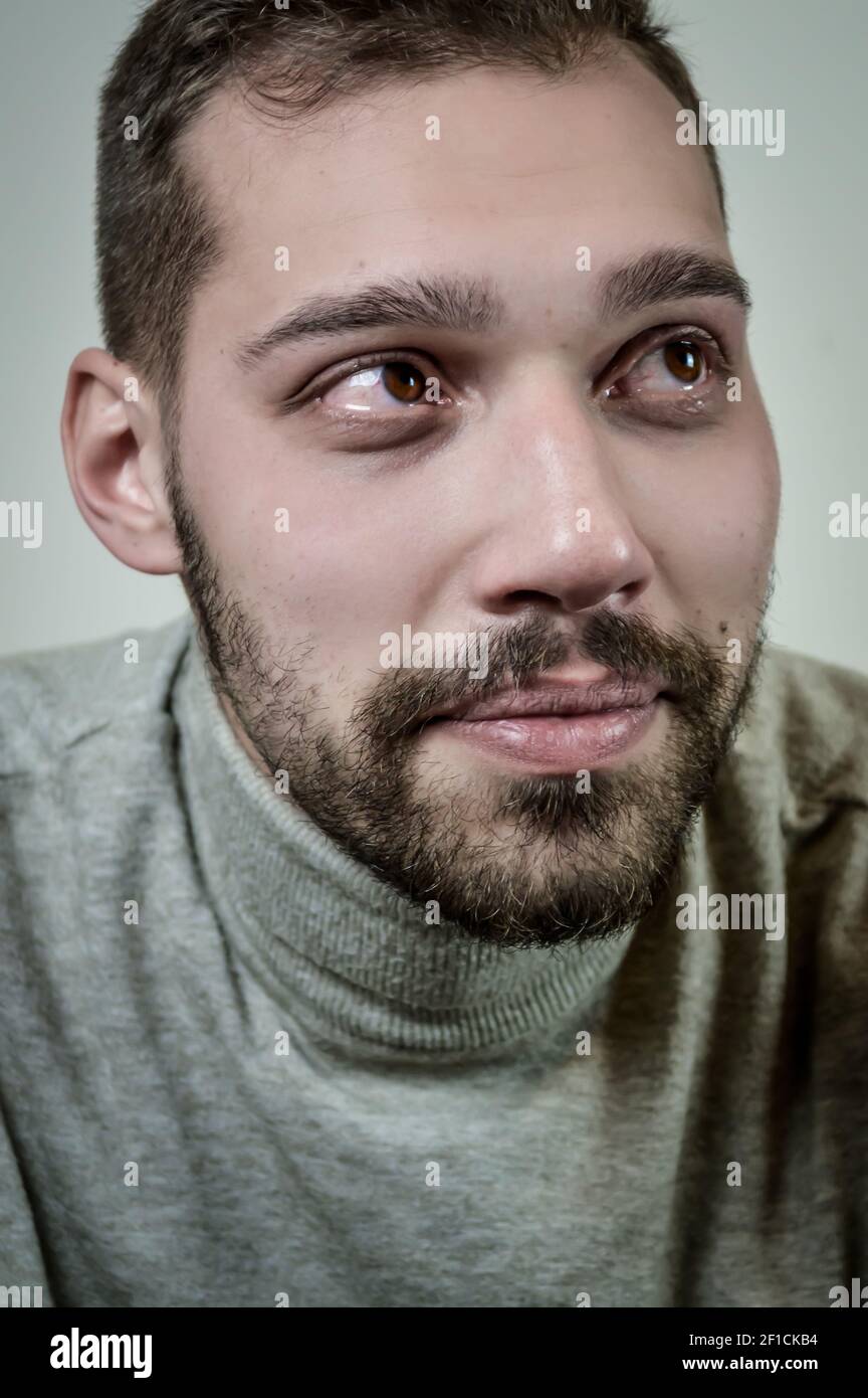 Ritratto di un triste giovane bearded che piange Foto Stock
