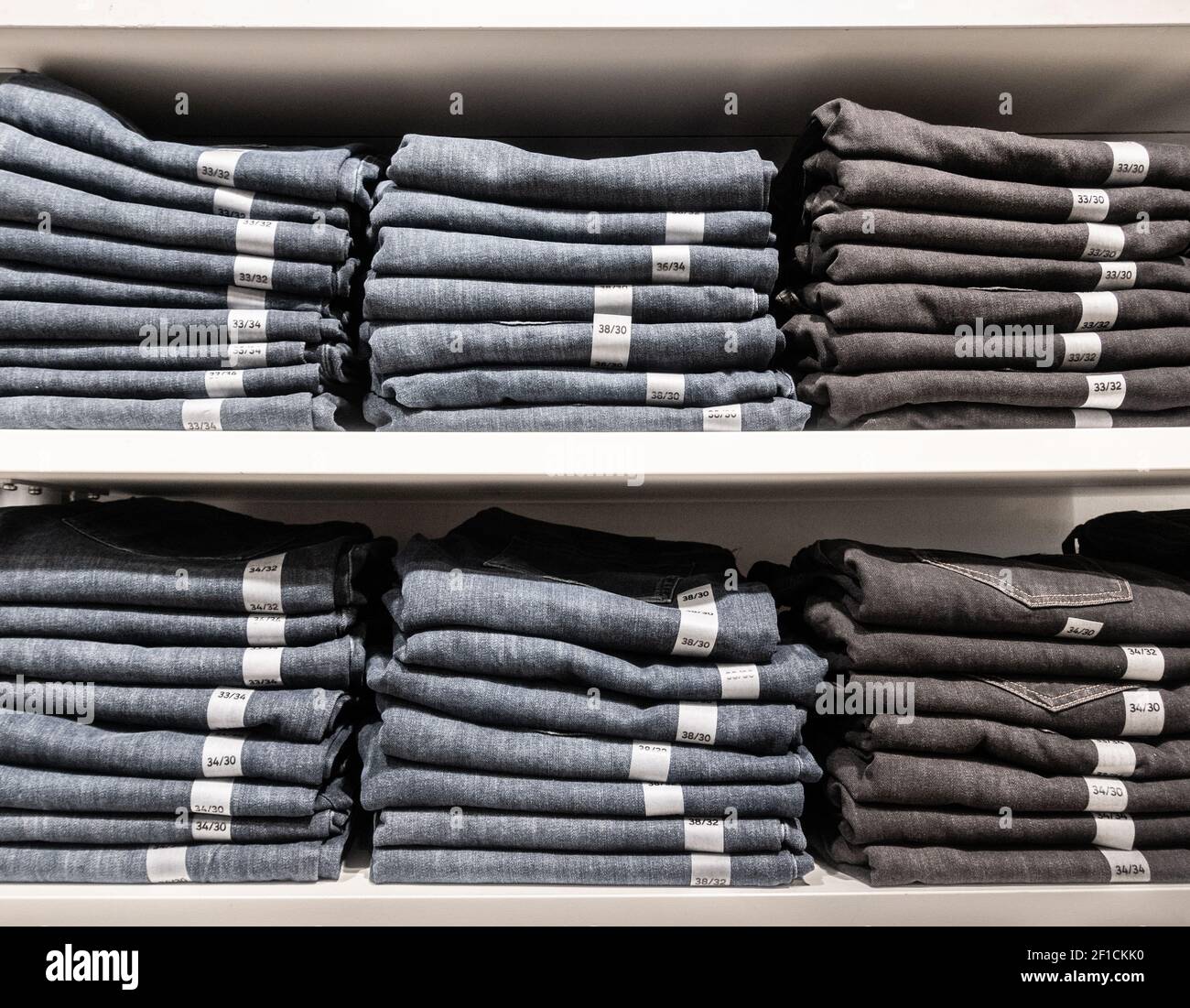 Jeans denim esposti in negozio di abbigliamento Foto stock - Alamy