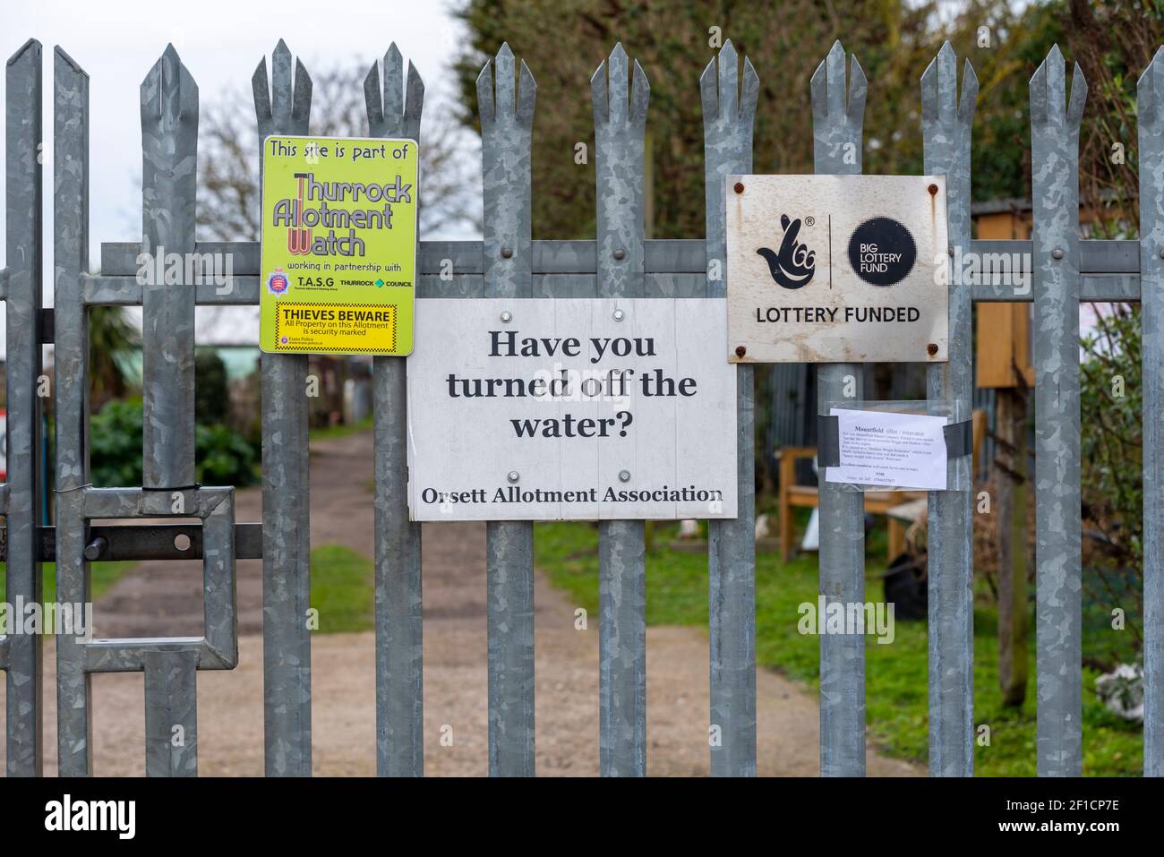 Cartelli sul cancello degli allottamenti a Orsett, Essex, Regno Unito, che chiedono alla gente di spegnere l'acqua prima di partire. Associazione di assegnazione Orsett Foto Stock