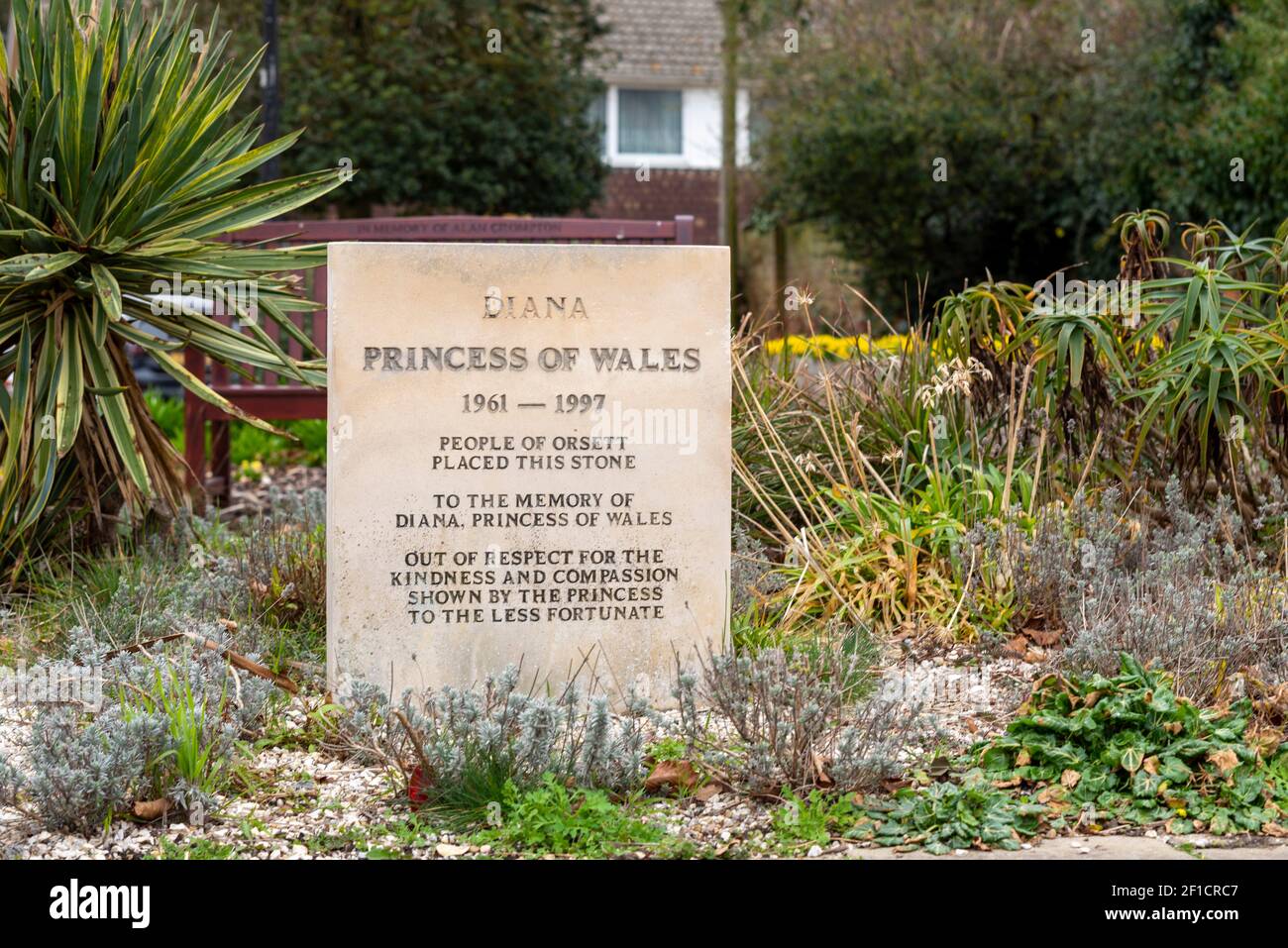 Diana, principessa di Galles, lapide posta dalla gente del villaggio, a Orsett, Essex, Regno Unito. Giardino commemorativo per Lady Diana Spencer. Comunità Foto Stock