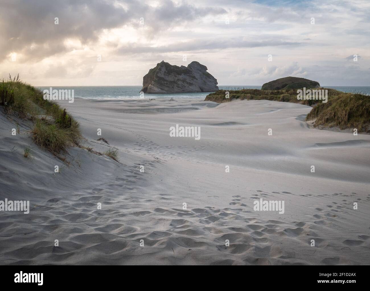 Spiaggia di sabbia bianca, sparata al tramonto su Wharariki Beach, Nuova Zelanda Foto Stock