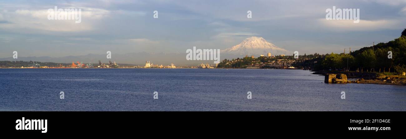 Inizio panoramica baia di Puget Sound Tacoma Washington Mout Ranieri Foto Stock