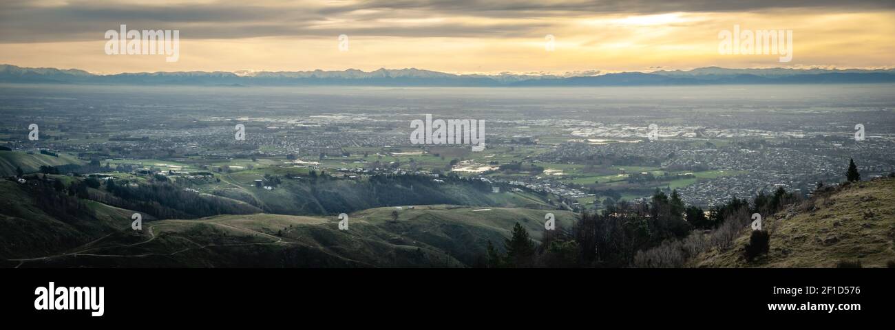 Tramonto panoramico della città con le montagne sullo sfondo, girato in posizione Port Hills sopra Christchurch, Isola del Sud della Nuova Zelanda Foto Stock