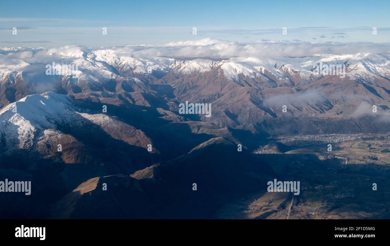 Montagne con cappelli di neve, scatto aereo dell'Alp meridionale fatto a Queenstown, Nuova Zelanda Foto Stock