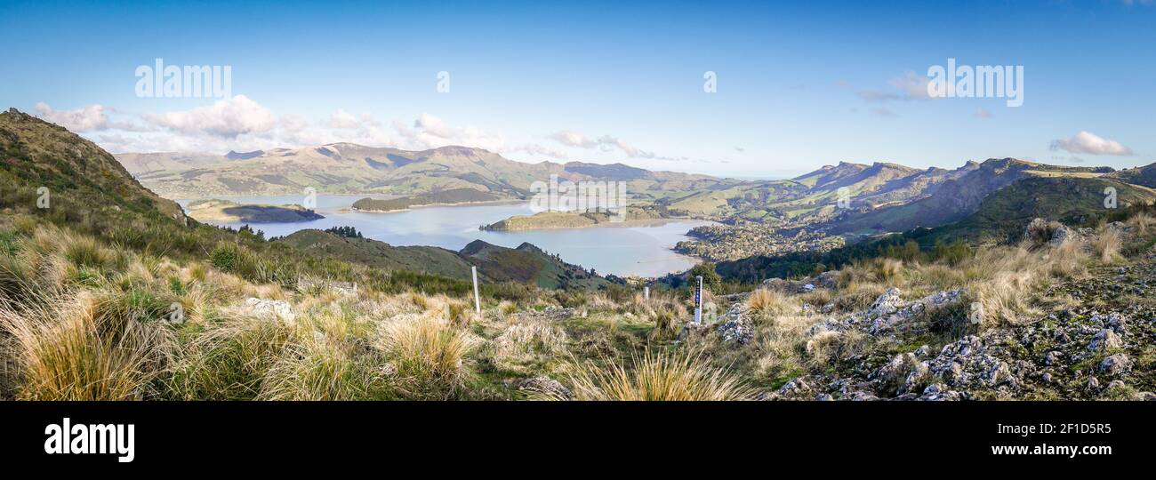 Splendida vista panoramica sulla baia circondata da verdi colline, paesaggio girato in Governors Bay vicino a Christchurch, Nuova Zelanda Foto Stock