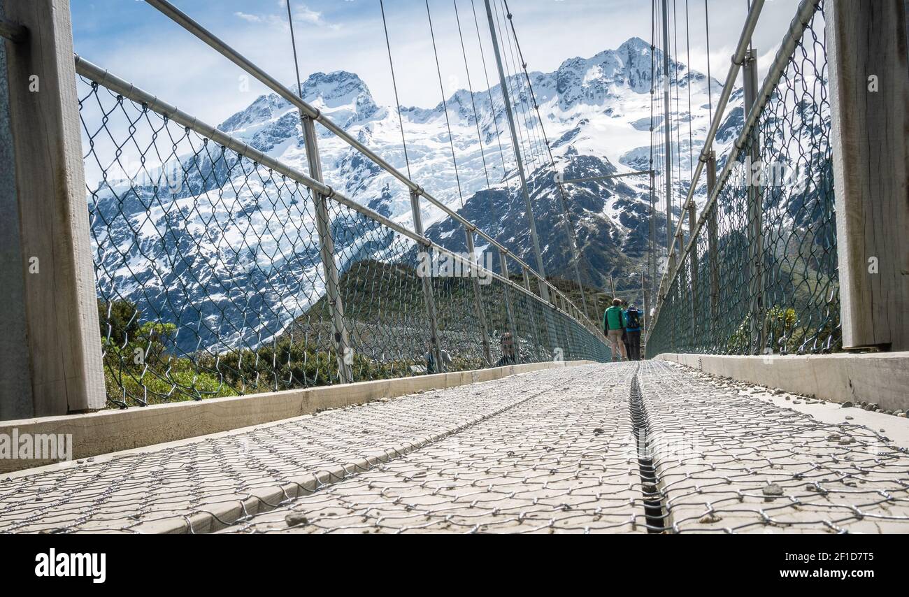 Uno dei ponti oscillanti sulla pista di Hooker Valley, situato ad Aoraki / Parco nazionale del Monte Cook in Nuova Zelanda Foto Stock