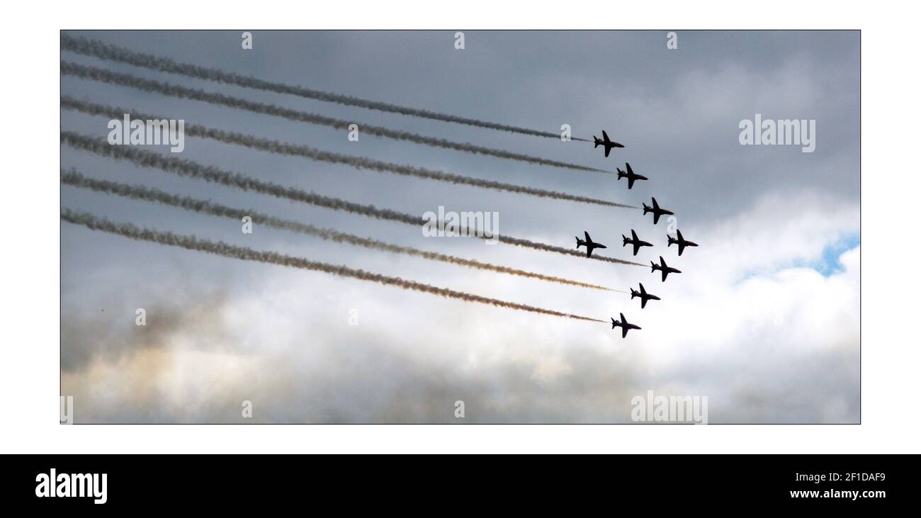 Il team di visualizzazione della British Royal Air Force Red Arrow si esibir al Goodwood Festival of Speed vicino a Chichester, nell'Inghilterra meridionale, il 13 luglio 2008 Fotografia di David Sandison Foto Stock