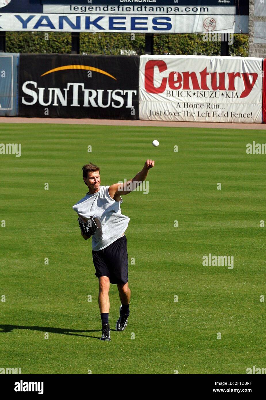 KRT SPORTS STORY SLUGGED: BBA-YANKEES KRT FOTOGRAFIA DI PAUL J. BERESWILL/NEWSDAY (NEW YORK CITY OUT) (Gennaio 16) NEW YORK, NY -- il Randy Johnson degli Yankees lancia il baseball in campo durante il secondo giorno di allenamento primaverile a Tampa, Florida, mercoledì 16 febbraio 2005. (Foto di mvw) 2005 Foto Stock
