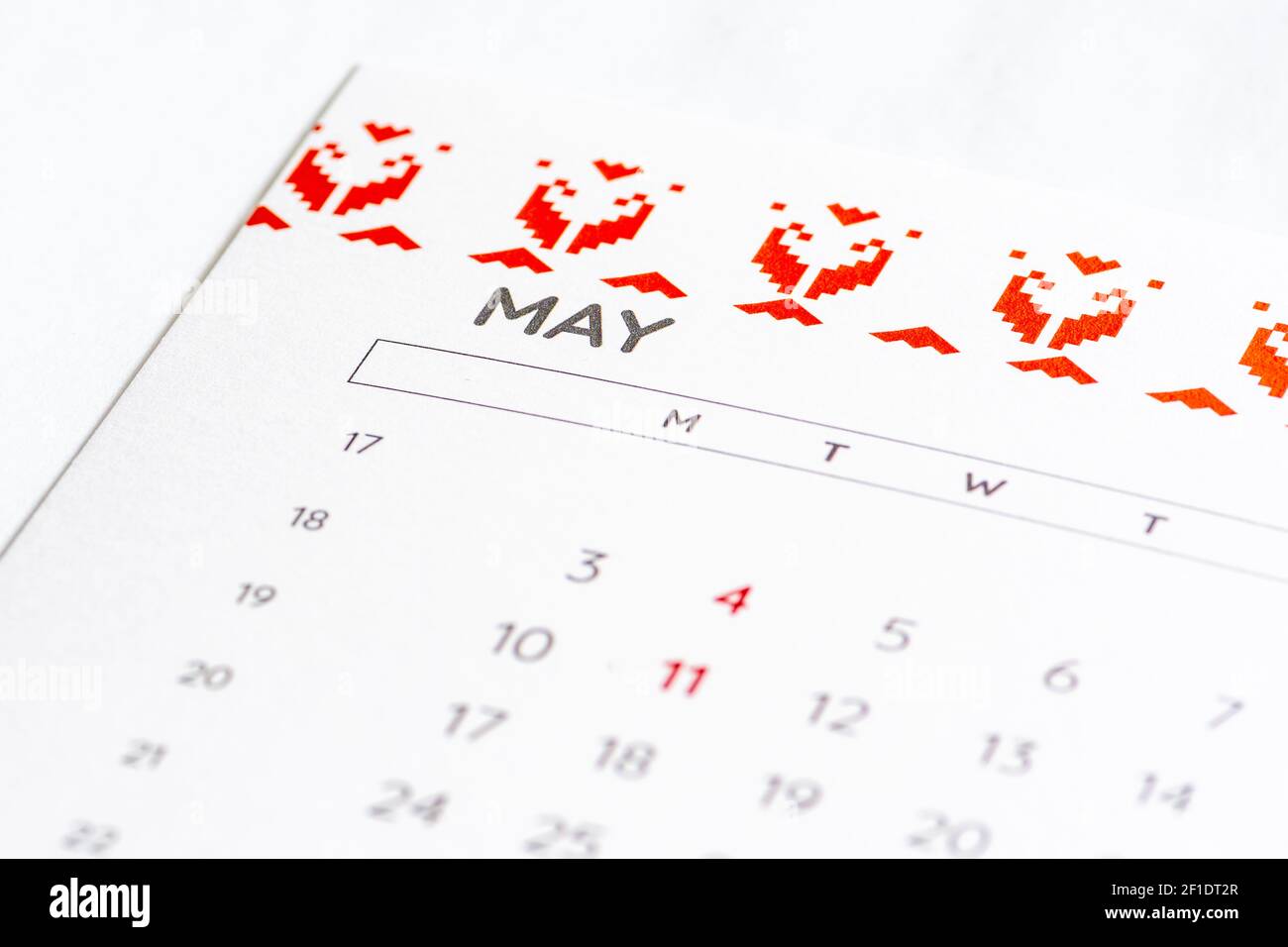 Mese di maggio 2020 sul calendario di una tavola bianca con giorni, giornata internazionale dei lavoratori, primo piano Foto Stock