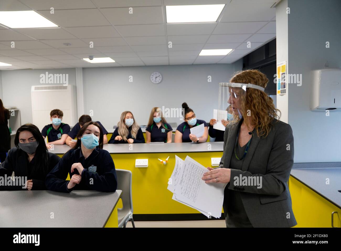 Bambini e insegnanti nel 11 indossano maschere durante la lezione alla nostra Signora e St Bede Catholic Academy di Stockton-on-Tees nella contea di Durham, mentre gli studenti in Inghilterra tornano a scuola per la prima volta in due mesi come parte della prima fase di blocco di alleggerimento. Data immagine: Lunedì 8 marzo 2021. Foto Stock