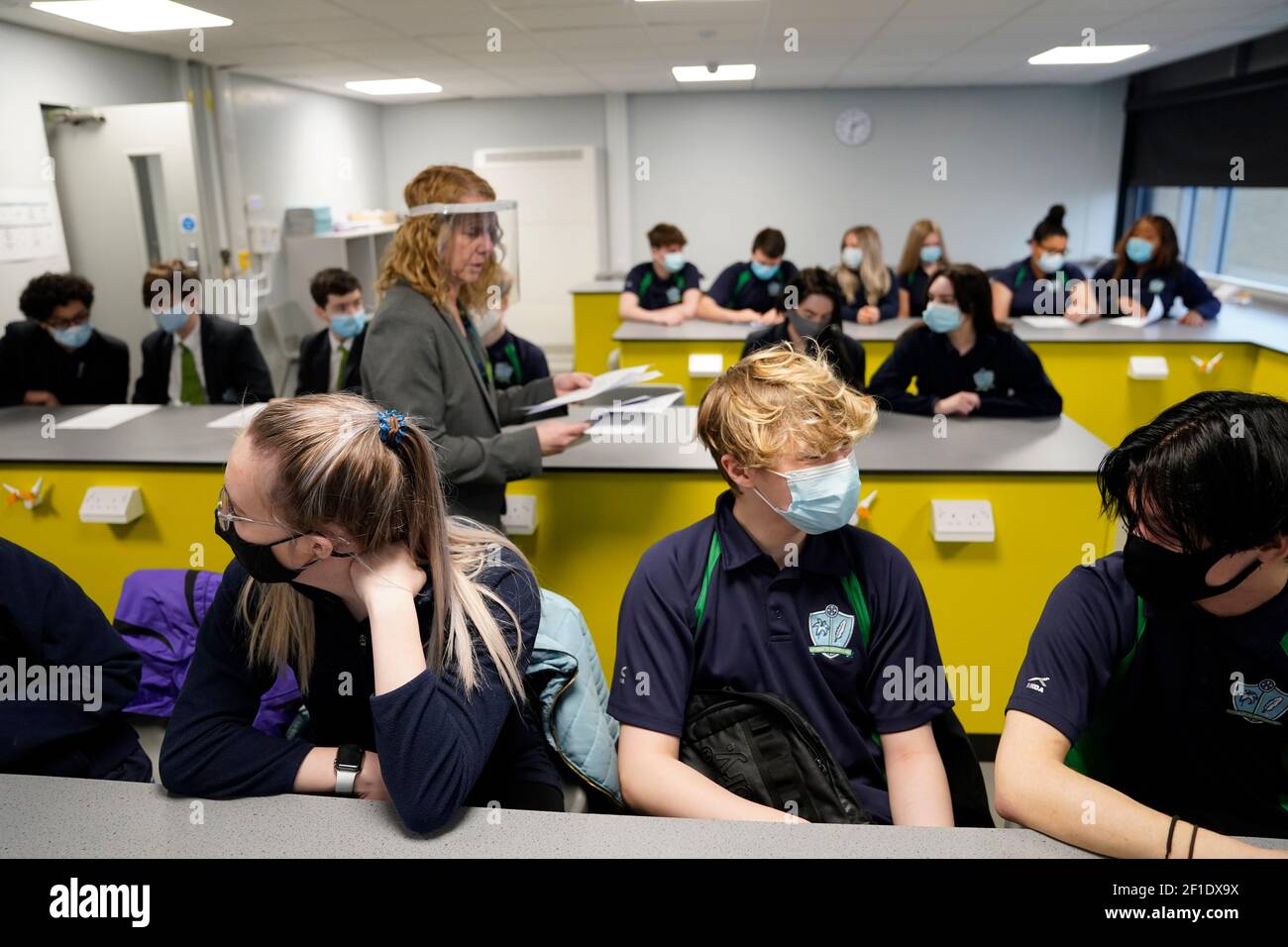 Bambini e insegnanti nel 11 indossano maschere durante la lezione alla nostra Signora e St Bede Catholic Academy di Stockton-on-Tees nella contea di Durham, mentre gli studenti in Inghilterra tornano a scuola per la prima volta in due mesi come parte della prima fase di blocco di alleggerimento. Data immagine: Lunedì 8 marzo 2021. Foto Stock