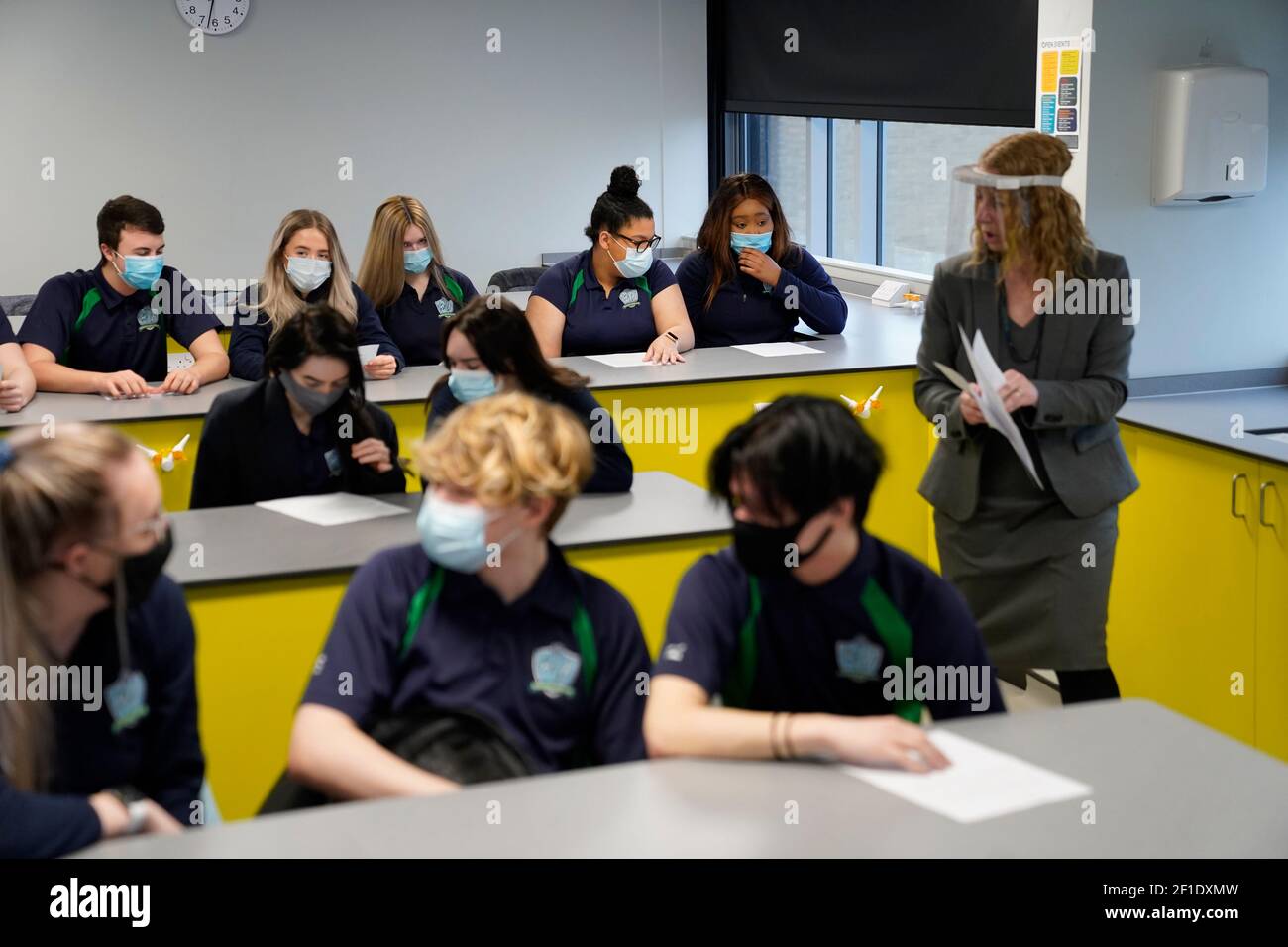 Bambini e insegnanti nel 11 indossano maschere durante la lezione alla nostra Signora e St Bede Catholic Academy di Stockton-on-Tees nella contea di Durham, mentre gli studenti in Inghilterra tornano a scuola per la prima volta in due mesi come parte della prima fase di blocco di alleggerimento. Data immagine: Lunedì 8 marzo 2021. Foto Stock