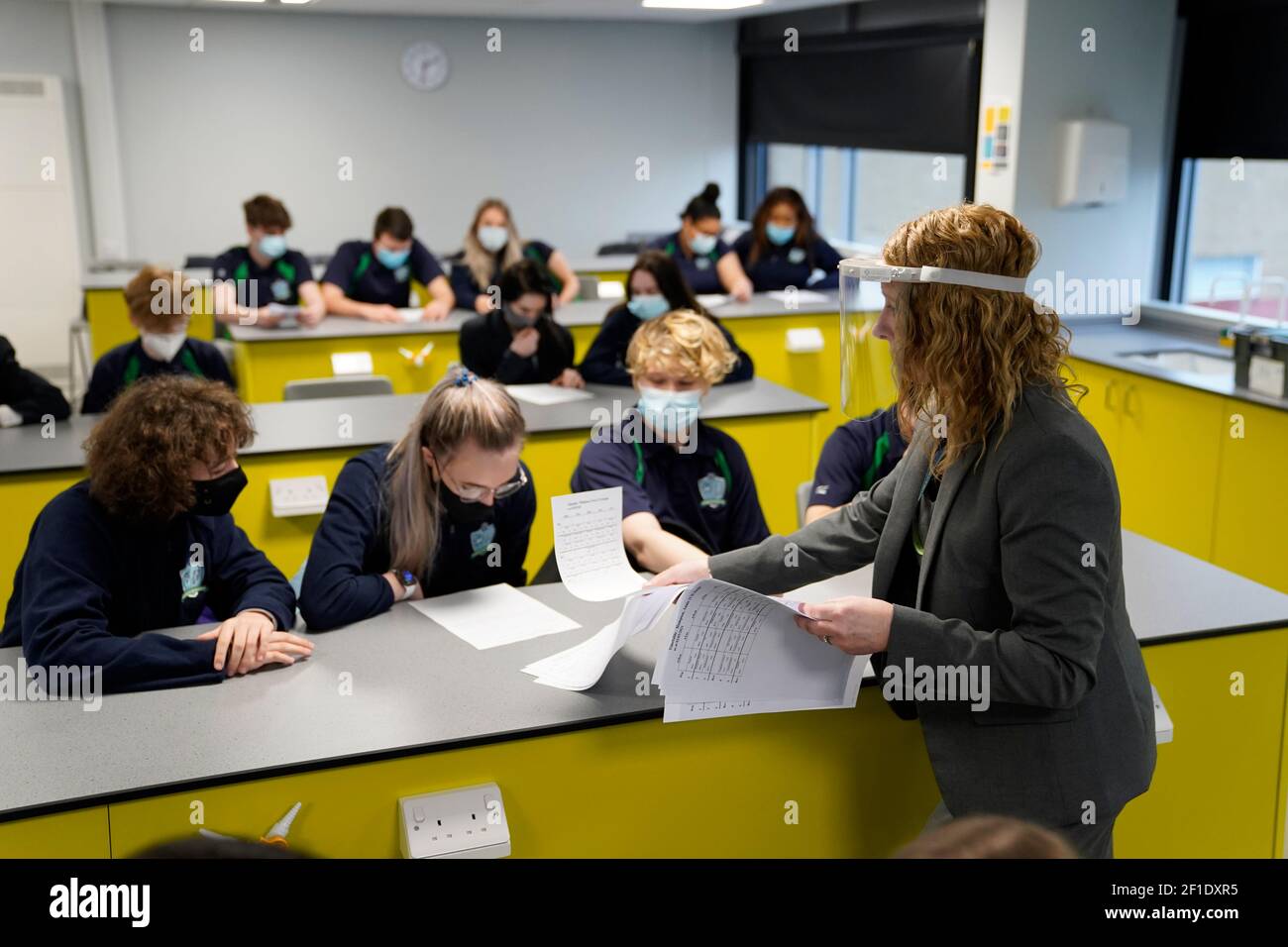 Bambini e insegnanti nel 11 indossano maschere durante la lezione alla nostra Signora e St Bede Catholic Academy di Stockton-on-Tees nella contea di Durham, mentre gli studenti in Inghilterra tornano a scuola per la prima volta in due mesi come parte della prima fase di blocco di alleggerimento. Data immagine: Lunedì 8 marzo 2021. Foto Stock