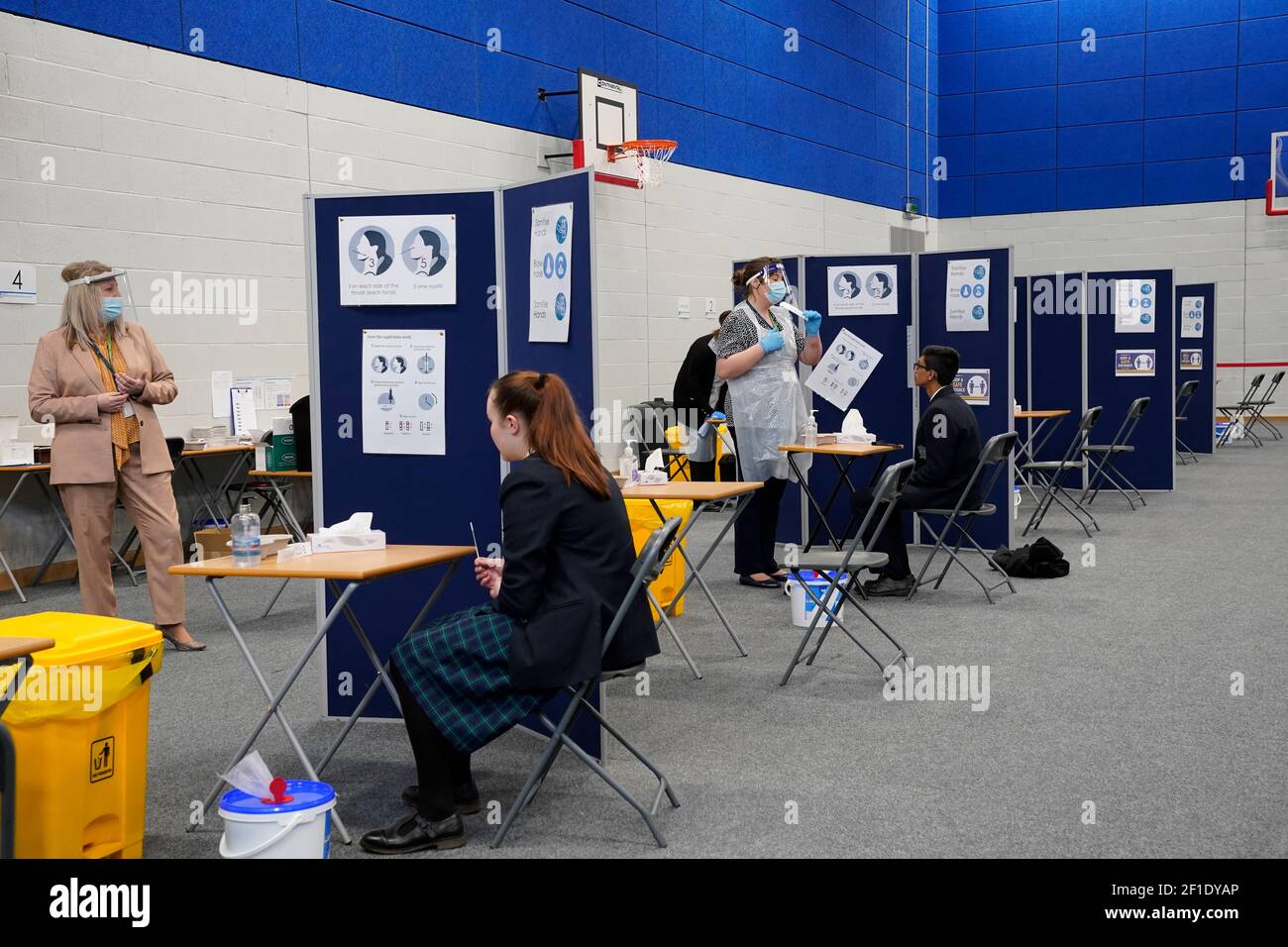 I bambini che hanno prove di flusso laterale presso la nostra Signora e la St Bede Catholic Academy di Stockton-on-Tees nella contea di Durham, mentre gli studenti in Inghilterra tornano a scuola per la prima volta in due mesi come parte della prima fase di blocco di alleggerimento. Data immagine: Lunedì 8 marzo 2021. Foto Stock
