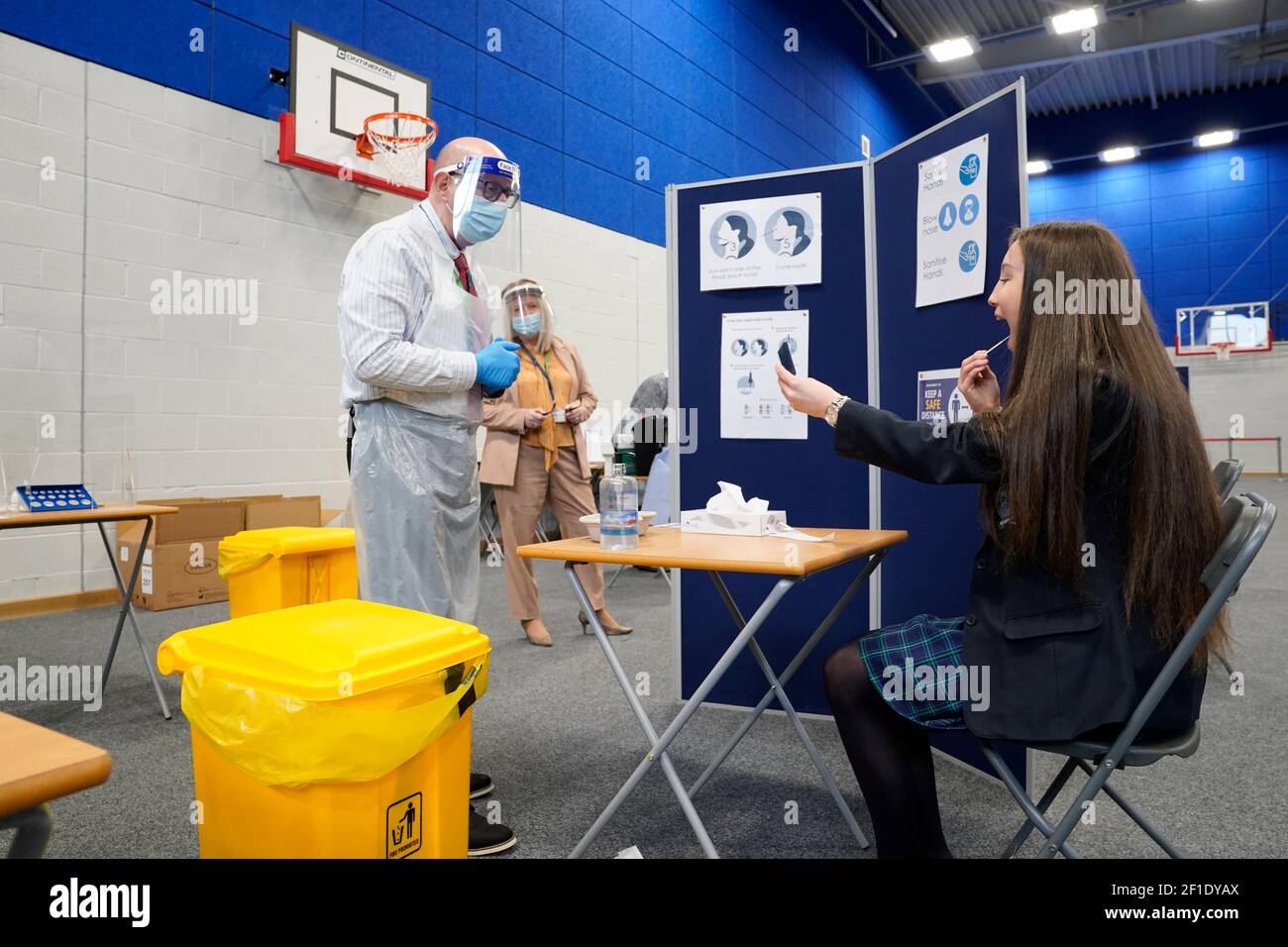 I bambini che hanno prove di flusso laterale presso la nostra Signora e la St Bede Catholic Academy di Stockton-on-Tees nella contea di Durham, mentre gli studenti in Inghilterra tornano a scuola per la prima volta in due mesi come parte della prima fase di blocco di alleggerimento. Data immagine: Lunedì 8 marzo 2021. Foto Stock