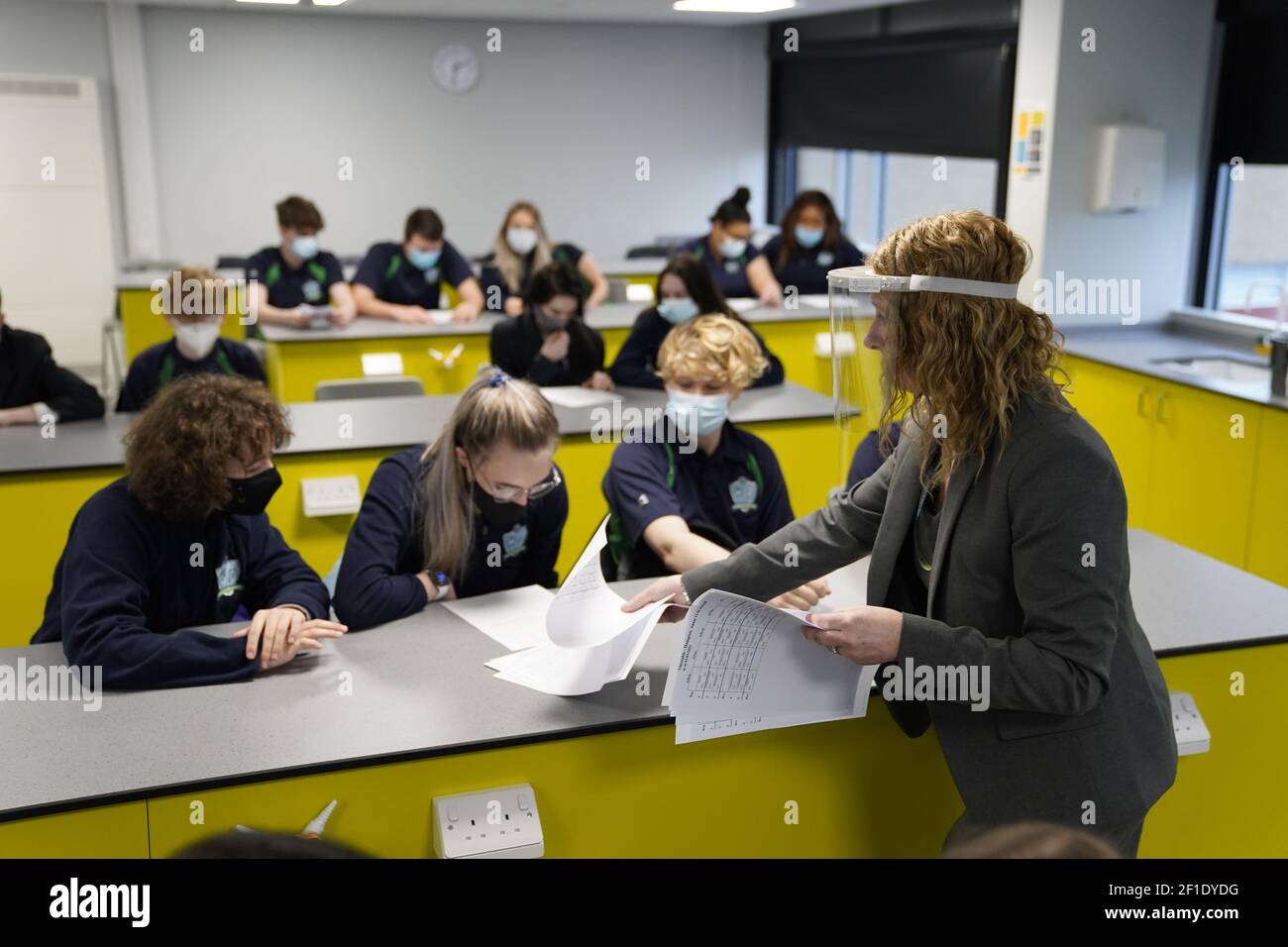 Bambini e insegnanti nel 11 indossano maschere durante la lezione alla nostra Signora e St Bede Catholic Academy di Stockton-on-Tees nella contea di Durham, mentre gli studenti in Inghilterra tornano a scuola per la prima volta in due mesi come parte della prima fase di blocco di alleggerimento. Data immagine: Lunedì 8 marzo 2021. Foto Stock