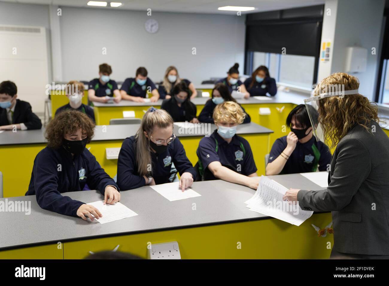 Bambini e insegnanti nel 11 indossano maschere durante la lezione alla nostra Signora e St Bede Catholic Academy di Stockton-on-Tees nella contea di Durham, mentre gli studenti in Inghilterra tornano a scuola per la prima volta in due mesi come parte della prima fase di blocco di alleggerimento. Data immagine: Lunedì 8 marzo 2021. Foto Stock