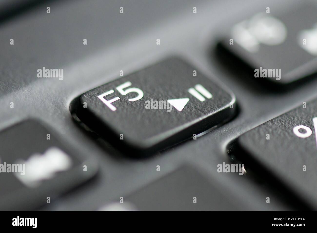 F5 e tasto di pausa riproduzione sulla tastiera di un computer portatile  Foto stock - Alamy