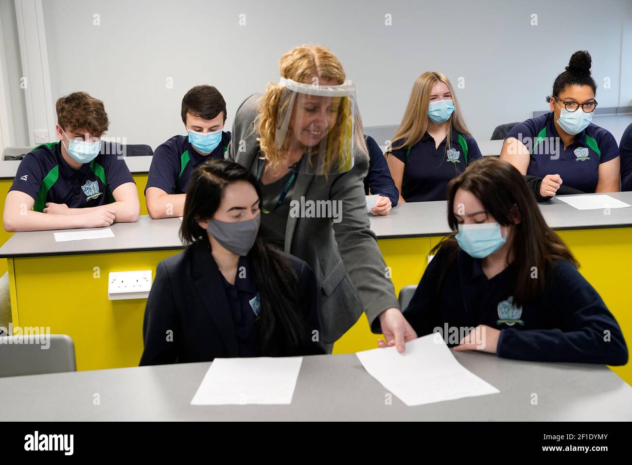 Bambini e insegnanti nel 11 indossano maschere durante la lezione alla nostra Signora e St Bede Catholic Academy di Stockton-on-Tees nella contea di Durham, mentre gli studenti in Inghilterra tornano a scuola per la prima volta in due mesi come parte della prima fase di blocco di alleggerimento. Data immagine: Lunedì 8 marzo 2021. Foto Stock