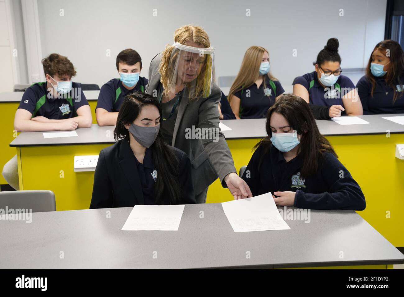 Bambini e insegnanti nel 11 indossano maschere durante la lezione alla nostra Signora e St Bede Catholic Academy di Stockton-on-Tees nella contea di Durham, mentre gli studenti in Inghilterra tornano a scuola per la prima volta in due mesi come parte della prima fase di blocco di alleggerimento. Data immagine: Lunedì 8 marzo 2021. Foto Stock