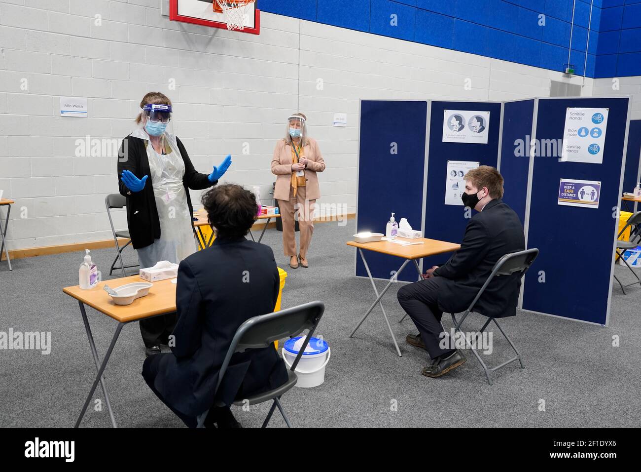 I bambini che hanno prove di flusso laterale presso la nostra Signora e la St Bede Catholic Academy di Stockton-on-Tees nella contea di Durham, mentre gli studenti in Inghilterra tornano a scuola per la prima volta in due mesi come parte della prima fase di blocco di alleggerimento. Data immagine: Lunedì 8 marzo 2021. Foto Stock