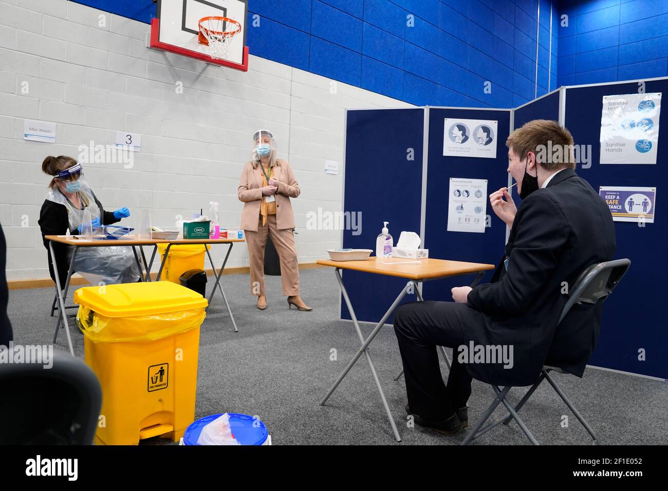 I bambini che hanno prove di flusso laterale presso la nostra Signora e la St Bede Catholic Academy di Stockton-on-Tees nella contea di Durham, mentre gli studenti in Inghilterra tornano a scuola per la prima volta in due mesi come parte della prima fase di blocco di alleggerimento. Data immagine: Lunedì 8 marzo 2021. Foto Stock