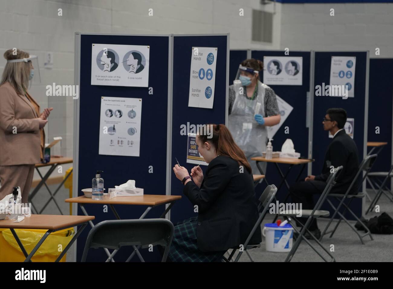 I bambini che hanno prove di flusso laterale presso la nostra Signora e la St Bede Catholic Academy di Stockton-on-Tees nella contea di Durham, mentre gli studenti in Inghilterra tornano a scuola per la prima volta in due mesi come parte della prima fase di blocco di alleggerimento. Data immagine: Lunedì 8 marzo 2021. Foto Stock