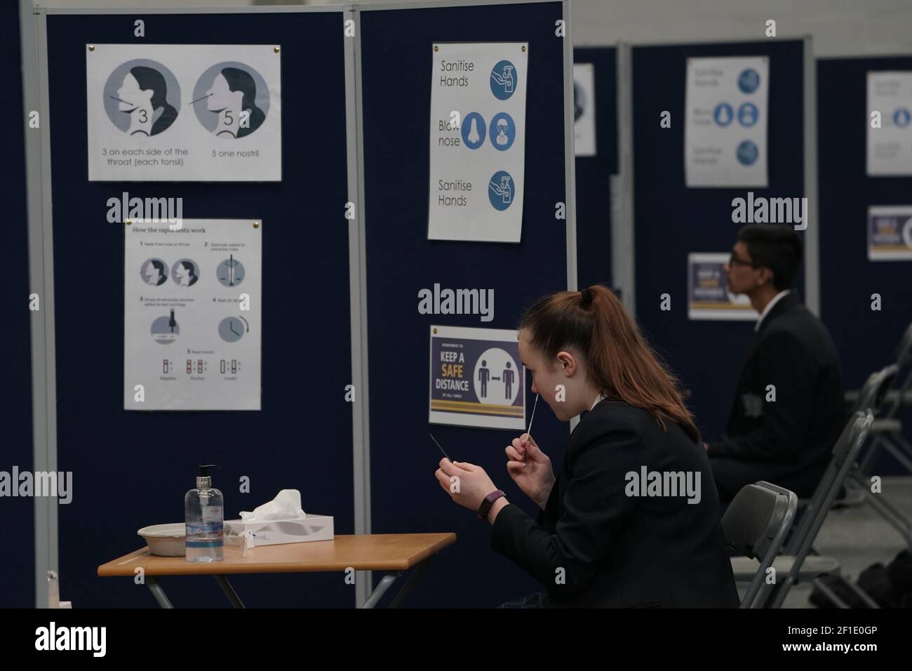 I bambini che hanno prove di flusso laterale presso la nostra Signora e la St Bede Catholic Academy di Stockton-on-Tees nella contea di Durham, mentre gli studenti in Inghilterra tornano a scuola per la prima volta in due mesi come parte della prima fase di blocco di alleggerimento. Data immagine: Lunedì 8 marzo 2021. Foto Stock