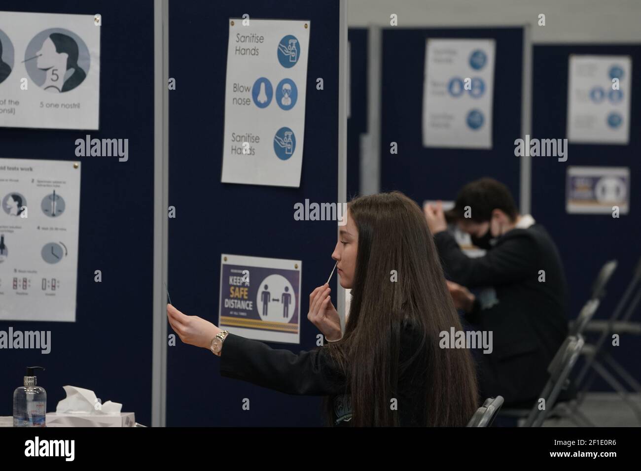 I bambini che hanno prove di flusso laterale presso la nostra Signora e la St Bede Catholic Academy di Stockton-on-Tees nella contea di Durham, mentre gli studenti in Inghilterra tornano a scuola per la prima volta in due mesi come parte della prima fase di blocco di alleggerimento. Data immagine: Lunedì 8 marzo 2021. Foto Stock