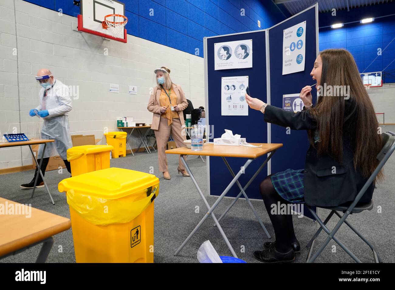 I bambini che hanno prove di flusso laterale presso la nostra Signora e la St Bede Catholic Academy di Stockton-on-Tees nella contea di Durham, mentre gli studenti in Inghilterra tornano a scuola per la prima volta in due mesi come parte della prima fase di blocco di alleggerimento. Data immagine: Lunedì 8 marzo 2021. Foto Stock
