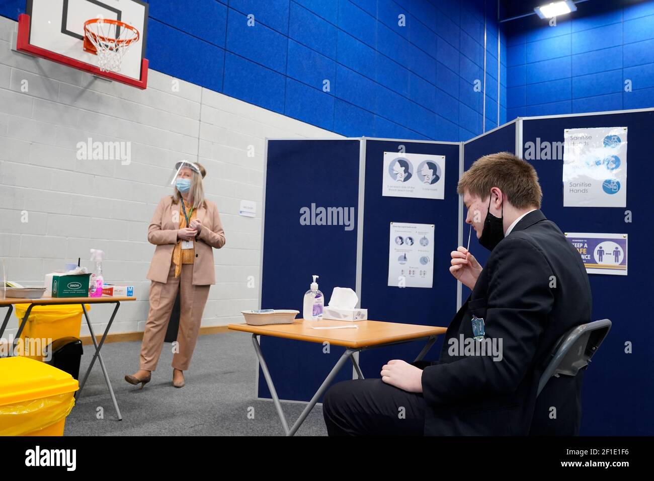 I bambini che hanno prove di flusso laterale presso la nostra Signora e la St Bede Catholic Academy di Stockton-on-Tees nella contea di Durham, mentre gli studenti in Inghilterra tornano a scuola per la prima volta in due mesi come parte della prima fase di blocco di alleggerimento. Data immagine: Lunedì 8 marzo 2021. Foto Stock