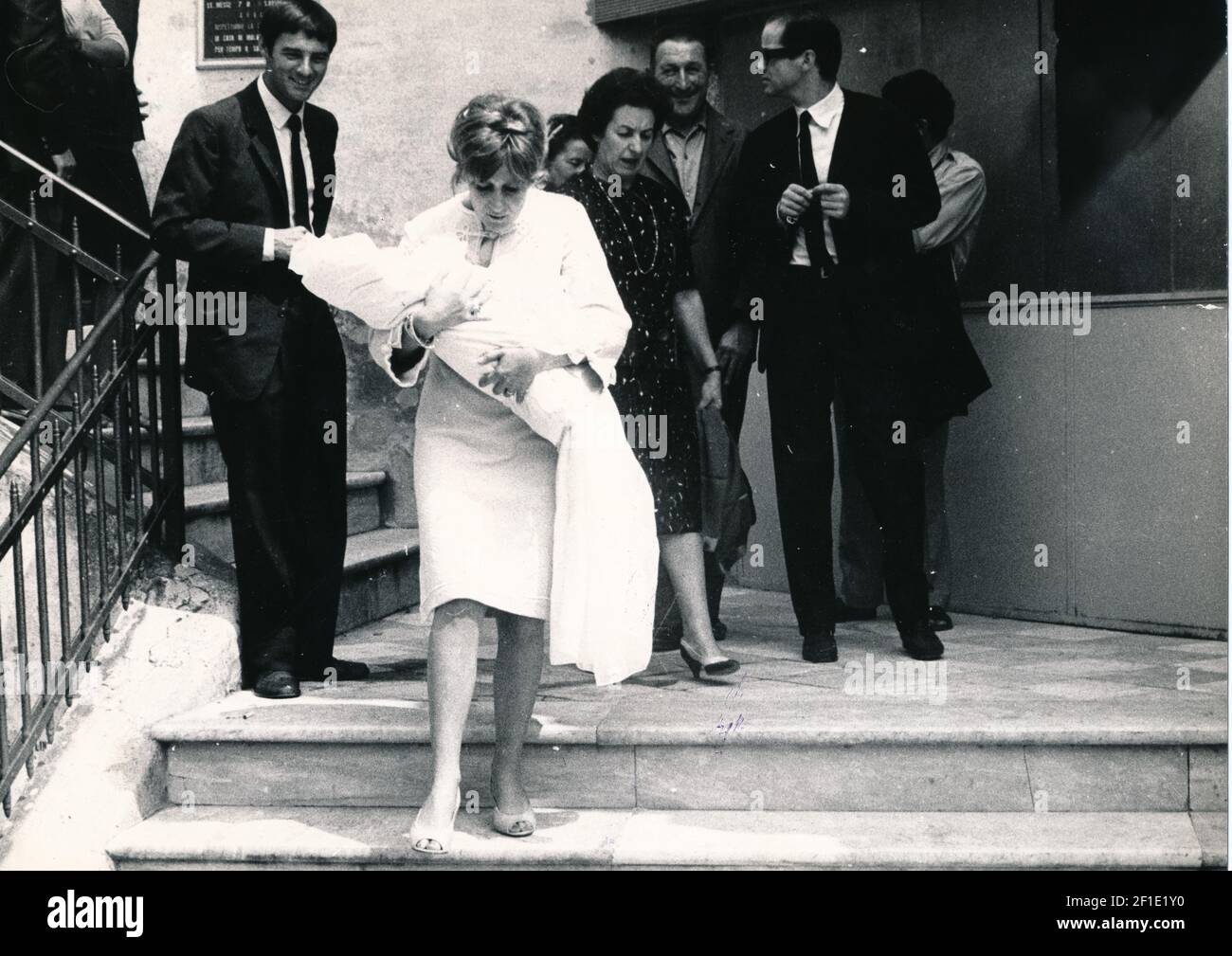 La cantautrice italiana Gino Paoli con la moglie Anna Fabbri e il loro  neonato figlio Giovanny. Italia, 1964 (Foto di Pino Granata/Mondadori  Portfolio/Sipa USA Foto stock - Alamy