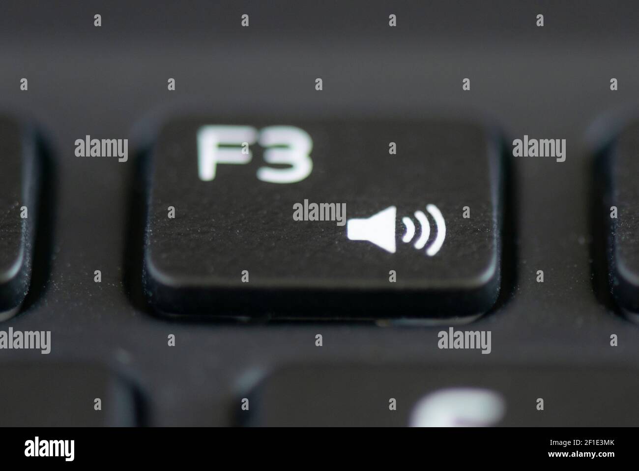 F3 e tasto di aumento del volume sulla tastiera di un computer portatile Foto Stock