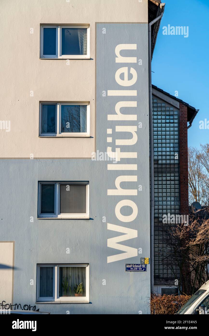 Edifici residenziali, appartamento in affitto, facciata con l'iscrizione Feel Good, su Adolf-Schmidt-Strasse, Essen-Holsterhausen, Essen, NRW, Germania Foto Stock