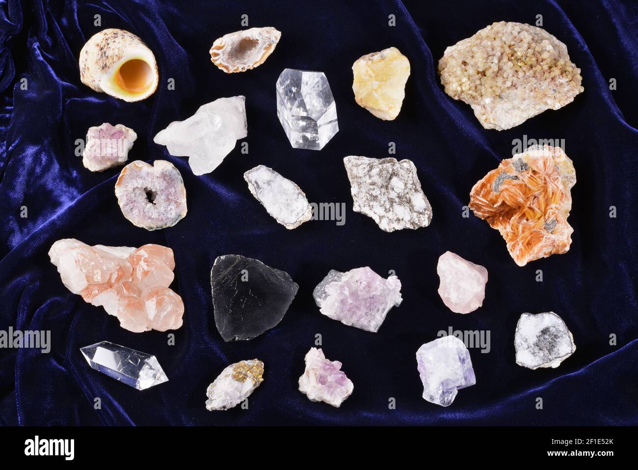 Collezione Di pietre Minerali su sfondo blu satinato Foto Stock