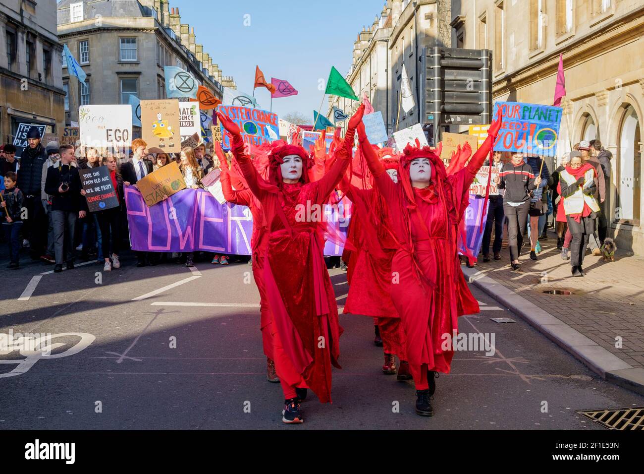 I manifestanti della ribellione rossa di Extinction sono raffigurati a Bath mentre si uniscono agli studenti e ai bambini delle scuole in una marcia di protesta sul cambiamento climatico. 29-11-19 Foto Stock
