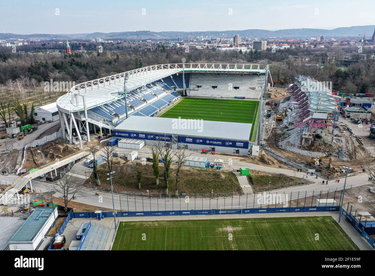 Vista del campo da gioco e dei nuovi stand del Wildpark Stadium e del  vecchio stand principale, attualmente in fase di demolizione,  smantellamento. Drone immagine del sito di costruzione del Karlsruhe  Wildpark
