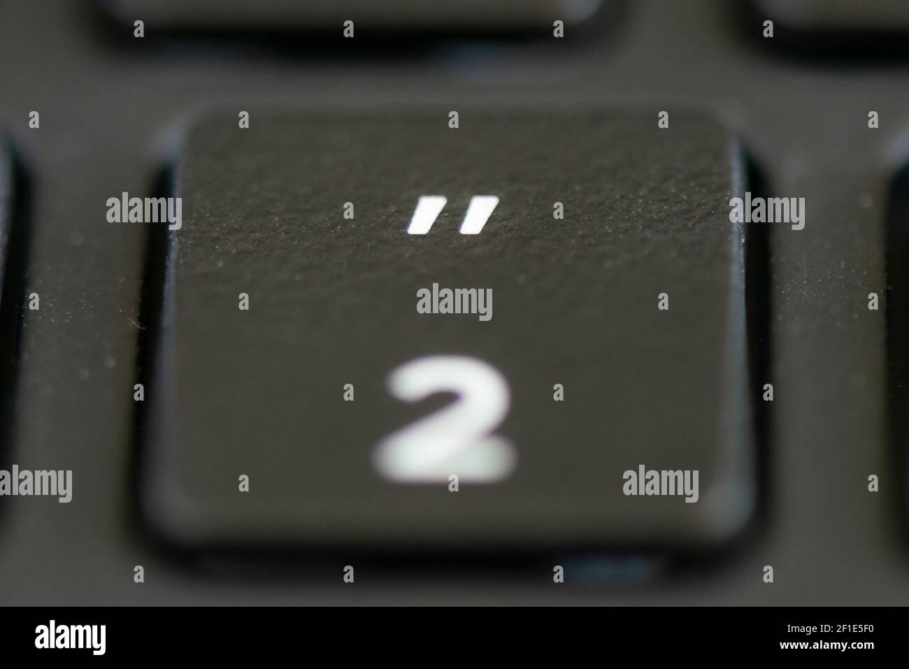 Tasto numero 2 e virgolette sulla tastiera di un computer portatile Foto  stock - Alamy
