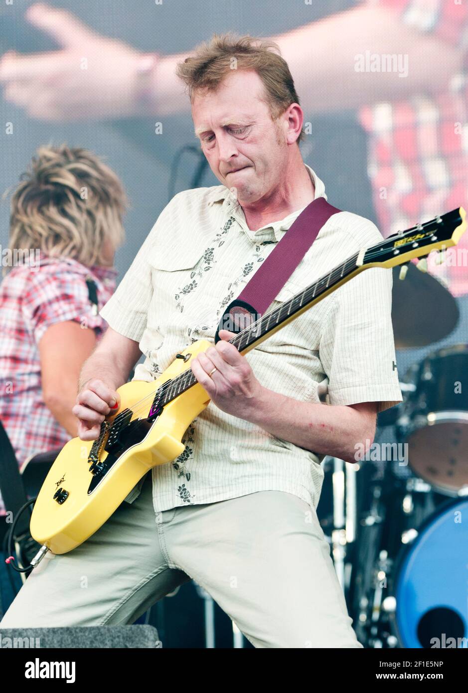 Bruce Watson di Big Country che si esibisce al festival Cropredy della FAirport Convention, Regno Unito, nel 2012 Foto Stock