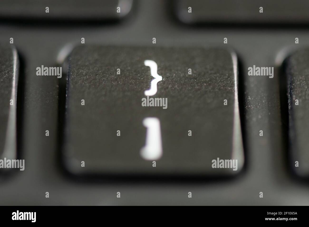 Staffa quadrata e tasto con parentesi graffa sulla tastiera di un computer  portatile Foto stock - Alamy