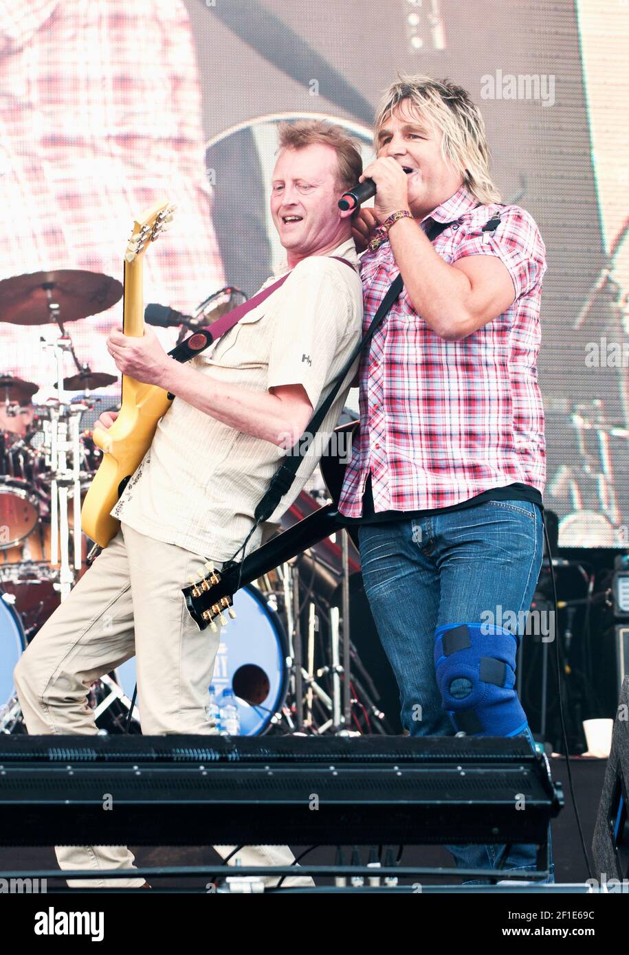 Bruce Watson e Mike Peters di Big Country si esibiscono al festival Cropredy della FAirport Convention, Regno Unito, nel 2012 Foto Stock