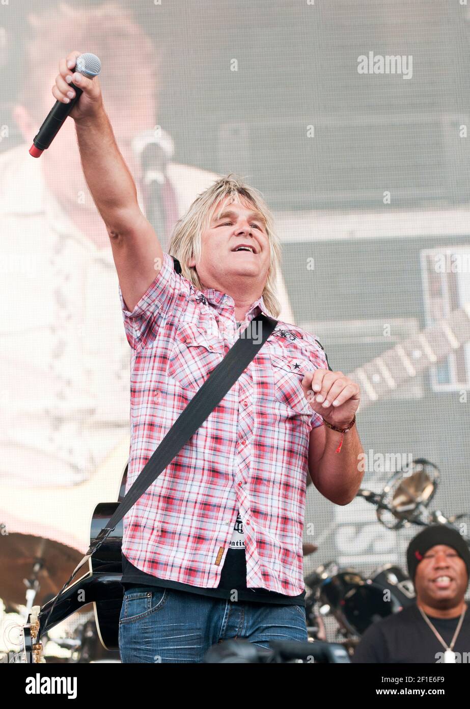 Mike Peters, cantante principale di Big Country che si esibisce al festival Cropredy di FAirport Convention, Regno Unito, nel 2012 Foto Stock