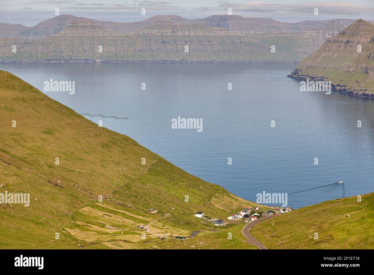 Tradizionale paesaggio faroese. Fiordo di Eysturoy, Elduvik. Isole Faroe Foto Stock