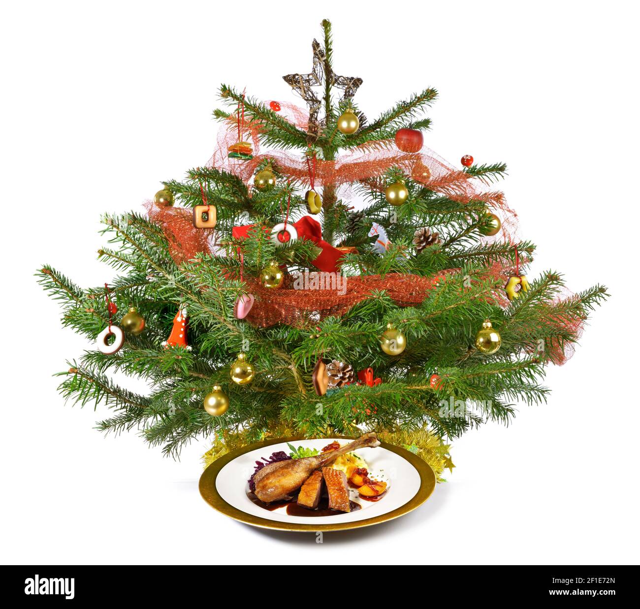 Albero di Natale classico con cibo tradizionale su un piatto - Vigilia di Natale - sfondo bianco Foto Stock