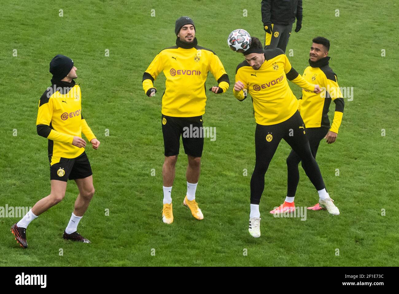 Dortmund, Germania. 8 marzo 2021. Calcio: Champions League, Borussia Dortmund - FC Sevilla, round di knockout, round di 16, seconde gambe. Mahmoud Dahoud, Emre Can, Mats Hummels e Ansgar Knauff (da sinistra a destra) partecipano all'allenamento. Credit: Bernd Thissen/dpa/Alamy Live News Foto Stock